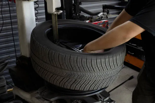 تبديل تواير متنقل ,تبديل اطارات امام المنزل